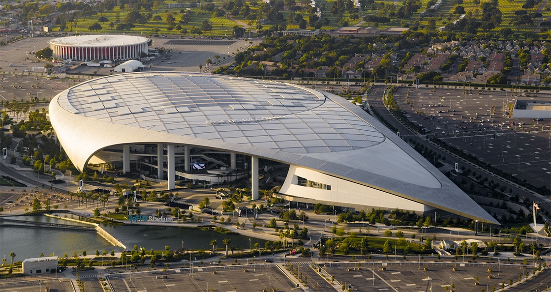 Vue aérienne du SoFi Stadium et de ses parkings