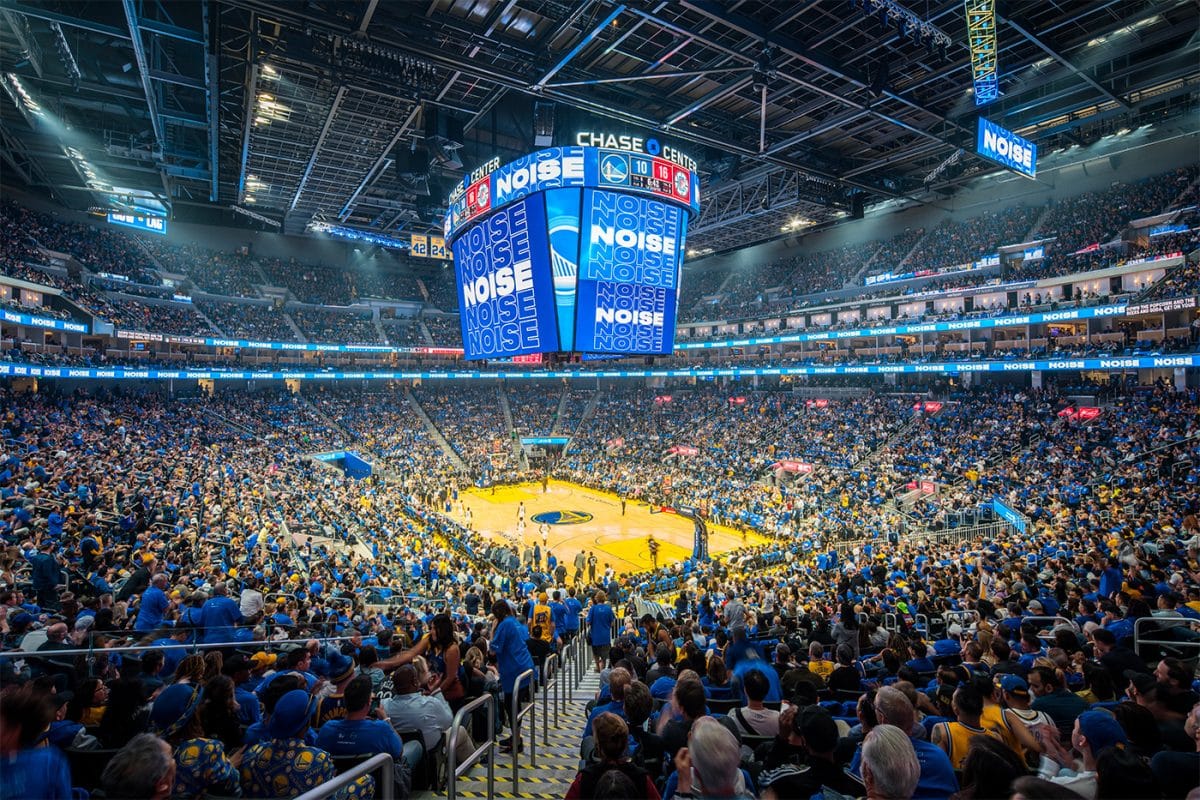 Vue de côté au Chase center lors d'un match de NBA des Golden State Warriors