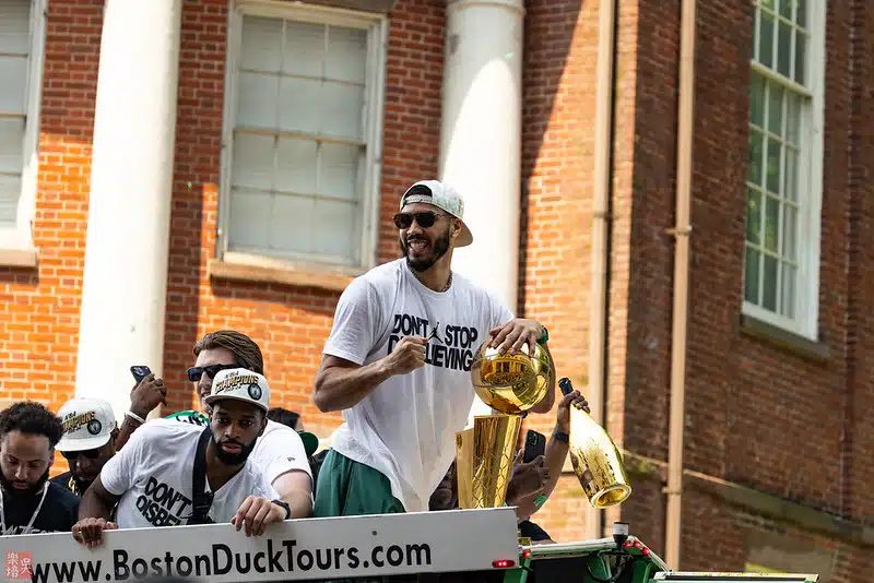 Célébration du titre de champion en 2024 avec Jayson Tatum